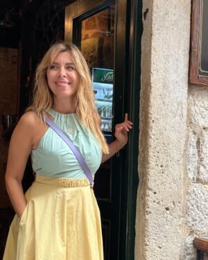 Neslihan Yeldan Instagram - Kotor güzellemesi.

Ortaçağdan kalma, bozulmamış old towndan dump.
Osmanlının etkisinden dolayı bir sürü ortak kelimemiz var.
Örnek:
Vişne-vişna
Cezve-cezva
Yeterince genel kültür verdim sanıyorum.

Bir de bana burda Türkiye’den daha ünlüymüşüm gibi davranıldı, bknz fotolar.Baktınız mı? Merci.

#montenegroca
#kültürwithneslosh
#euroyükselinceben )
#loveyoubalkans

@portonovi
