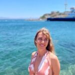 Neslihan Yeldan Instagram - Birbirini az, çok, hiç tanıyan 10 insanı bir minibüse koymuşlar, adaya yollamışlar. 2,5 günde yemek, ekonomi, kitap, kilo problemleri, aşktan bahsetmişler, yeni arkadaşlıklar kurmuş, birbirlerine şifa olmuşlar, Vasil’in tatlılarını yiyip buz gibi, tertemiz deniz suyunda kalorileri unutmuşlar, gelecek planları yapıp, bir gün, başka bir yerde, tekrar buluşmak üzere sözleşmişler.Çoğalmışlar❤️ Giden, gidemeyen, özleyen herkese şifa olsun dilerim☁️