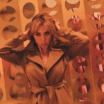 Neslihan Yeldan Instagram - Şimdi bu “lady in red” olsaydı beğenirdiniz ama “lady in camel”? Ben bu kadını bir dizide filan kullanayım dur. 1-eski rockerlardan kim kaldı? Rock barlarda çay içtiğim çoktur o yüzden ben deel:) 2-sol profil mi, sağ mı, yıllardır cevaplayamadığım, çok da önemi olmayan soru. 3-bu duruş her zaman daha uzun ve sanki 4 kg fazlanız yokmuş gibi gösterir ki var. 4-biraz da bu profil. 5-saçımın boyu mantoya sıkıştı.Çünkü markamın yeni çıkan şampuan ve kremiyle deli gibi beslenip uzuyor @nesbeautybynesyeldan (araya reklam aldım) 6-Londra’da çocuk okutan ben poundun son halini görünce. 7-saçlarını dağıtırsın, rüzgarlara bırakırsın, beni sevmeyen ölmesin, saygıda kusur etmeyelim yeter. 8-bu renk filtresiyle uzak doğulu olmuşum, sarıyı abartmışım ama photoshop yok bizim tükkanda rabbime şükür.