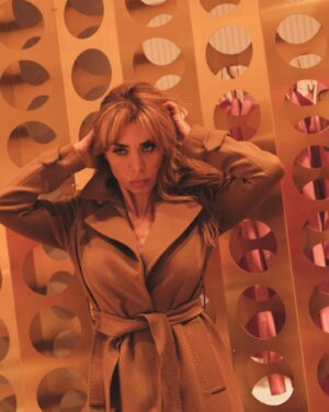 Neslihan Yeldan Instagram - Şimdi bu “lady in red” olsaydı beğenirdiniz ama “lady in camel”? 
Ben bu kadını bir dizide filan kullanayım dur.

1-eski rockerlardan kim kaldı? Rock barlarda çay içtiğim çoktur o yüzden ben deel:)

2-sol profil mi, sağ mı, yıllardır cevaplayamadığım, çok da önemi olmayan soru.

3-bu duruş her zaman daha uzun ve sanki 4 kg fazlanız yokmuş gibi gösterir ki var.

4-biraz da bu profil.

5-saçımın boyu mantoya sıkıştı.Çünkü markamın yeni çıkan şampuan ve kremiyle deli gibi beslenip uzuyor @nesbeautybynesyeldan (araya reklam aldım)

6-Londra’da çocuk okutan ben poundun son halini görünce.

7-saçlarını dağıtırsın, rüzgarlara bırakırsın, beni sevmeyen ölmesin, saygıda kusur etmeyelim yeter.

8-bu renk filtresiyle uzak doğulu olmuşum, sarıyı abartmışım ama photoshop yok bizim tükkanda rabbime şükür.