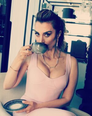 Neslihan Yeldan Instagram - “Dünyanın çevresinde yolculuk ediyorum,” demiş Küçük Kara Balık. 
“Dünya çok büyük,” demiş Aydede, 
“Her yere gidemezsin ki.” 
“Haklısın,” demiş Küçük Kara Balık. 
“Ama gidebildiğim kadar giderim.”

Yol güzel, yol bizim.
Şimdi tekrar yola düşme zamanı.