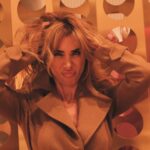 Neslihan Yeldan Instagram - Şimdi bu “lady in red” olsaydı beğenirdiniz ama “lady in camel”? Ben bu kadını bir dizide filan kullanayım dur. 1-eski rockerlardan kim kaldı? Rock barlarda çay içtiğim çoktur o yüzden ben deel:) 2-sol profil mi, sağ mı, yıllardır cevaplayamadığım, çok da önemi olmayan soru. 3-bu duruş her zaman daha uzun ve sanki 4 kg fazlanız yokmuş gibi gösterir ki var. 4-biraz da bu profil. 5-saçımın boyu mantoya sıkıştı.Çünkü markamın yeni çıkan şampuan ve kremiyle deli gibi beslenip uzuyor @nesbeautybynesyeldan (araya reklam aldım) 6-Londra’da çocuk okutan ben poundun son halini görünce. 7-saçlarını dağıtırsın, rüzgarlara bırakırsın, beni sevmeyen ölmesin, saygıda kusur etmeyelim yeter. 8-bu renk filtresiyle uzak doğulu olmuşum, sarıyı abartmışım ama photoshop yok bizim tükkanda rabbime şükür.