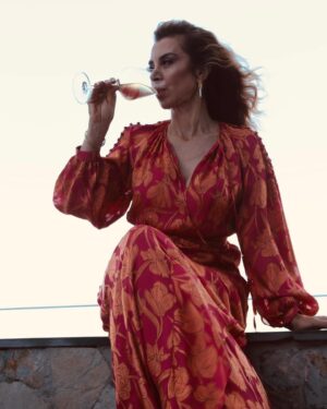 Neslihan Yeldan Instagram - Fotoğraflarda ilerleyince chardonnay den dansa geçmiş sanıyorsunuz ama kadehi çekim aksesuarı olarak kullandığımı bilmiyorsunuz😃.
Oyuncuların işi hikaye anlatmak, illüzyon.
Umarım yeni hikayelerime seyircimi inandırabilirim.
@management.be 
@fairmontquasaristanbul