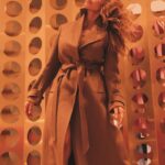 Neslihan Yeldan Instagram - Şimdi bu “lady in red” olsaydı beğenirdiniz ama “lady in camel”? Ben bu kadını bir dizide filan kullanayım dur. 1-eski rockerlardan kim kaldı? Rock barlarda çay içtiğim çoktur o yüzden ben deel:) 2-sol profil mi, sağ mı, yıllardır cevaplayamadığım, çok da önemi olmayan soru. 3-bu duruş her zaman daha uzun ve sanki 4 kg fazlanız yokmuş gibi gösterir ki var. 4-biraz da bu profil. 5-saçımın boyu mantoya sıkıştı.Çünkü markamın yeni çıkan şampuan ve kremiyle deli gibi beslenip uzuyor @nesbeautybynesyeldan (araya reklam aldım) 6-Londra’da çocuk okutan ben poundun son halini görünce. 7-saçlarını dağıtırsın, rüzgarlara bırakırsın, beni sevmeyen ölmesin, saygıda kusur etmeyelim yeter. 8-bu renk filtresiyle uzak doğulu olmuşum, sarıyı abartmışım ama photoshop yok bizim tükkanda rabbime şükür.