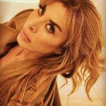 Neslihan Yeldan Instagram - Şimdi bu “lady in red” olsaydı beğenirdiniz ama “lady in camel”? Ben bu kadını bir dizide filan kullanayım dur. 1-eski rockerlardan kim kaldı? Rock barlarda çay içtiğim çoktur o yüzden ben deel:) 2-sol profil mi, sağ mı, yıllardır cevaplayamadığım, çok da önemi olmayan soru. 3-bu duruş her zaman daha uzun ve sanki 4 kg fazlanız yokmuş gibi gösterir ki var. 4-biraz da bu profil. 5-saçımın boyu mantoya sıkıştı.Çünkü markamın yeni çıkan şampuan ve kremiyle deli gibi beslenip uzuyor @nesbeautybynesyeldan (araya reklam aldım) 6-Londra’da çocuk okutan ben poundun son halini görünce. 7-saçlarını dağıtırsın, rüzgarlara bırakırsın, beni sevmeyen ölmesin, saygıda kusur etmeyelim yeter. 8-bu renk filtresiyle uzak doğulu olmuşum, sarıyı abartmışım ama photoshop yok bizim tükkanda rabbime şükür.