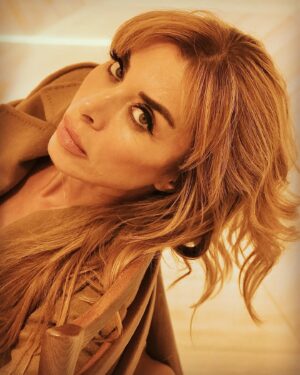 Neslihan Yeldan Instagram - Şimdi bu “lady in red” olsaydı beğenirdiniz ama “lady in camel”? 
Ben bu kadını bir dizide filan kullanayım dur.

1-eski rockerlardan kim kaldı? Rock barlarda çay içtiğim çoktur o yüzden ben deel:)

2-sol profil mi, sağ mı, yıllardır cevaplayamadığım, çok da önemi olmayan soru.

3-bu duruş her zaman daha uzun ve sanki 4 kg fazlanız yokmuş gibi gösterir ki var.

4-biraz da bu profil.

5-saçımın boyu mantoya sıkıştı.Çünkü markamın yeni çıkan şampuan ve kremiyle deli gibi beslenip uzuyor @nesbeautybynesyeldan (araya reklam aldım)

6-Londra’da çocuk okutan ben poundun son halini görünce.

7-saçlarını dağıtırsın, rüzgarlara bırakırsın, beni sevmeyen ölmesin, saygıda kusur etmeyelim yeter.

8-bu renk filtresiyle uzak doğulu olmuşum, sarıyı abartmışım ama photoshop yok bizim tükkanda rabbime şükür.