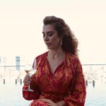 Neslihan Yeldan Instagram - Fotoğraflarda ilerleyince chardonnay den dansa geçmiş sanıyorsunuz ama kadehi çekim aksesuarı olarak kullandığımı bilmiyorsunuz😃. Oyuncuların işi hikaye anlatmak, illüzyon. Umarım yeni hikayelerime seyircimi inandırabilirim. @management.be @fairmontquasaristanbul