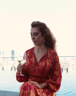 Neslihan Yeldan Instagram - Fotoğraflarda ilerleyince chardonnay den dansa geçmiş sanıyorsunuz ama kadehi çekim aksesuarı olarak kullandığımı bilmiyorsunuz😃.
Oyuncuların işi hikaye anlatmak, illüzyon.
Umarım yeni hikayelerime seyircimi inandırabilirim.
@management.be 
@fairmontquasaristanbul