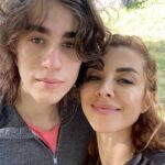Neslihan Yeldan Instagram - İlk hücresi oluştuğunda başlıyor ya yolculuk, yol uzun, yol öğretici, bazen taşlı, bazen engebeli ama roman bu, yazıldıkça sonraki bölümü merak ediyor insan. İyi miyim bu işte bilemem, ama her türlü sınavına karşı çok sevdiğim kesin. Çocuklarını çok seven, bunu gösteren, laik, cumhuriyetçi, aydın yetişmesine özen gösteren, kibarlığı, yardımseverliği öğreten, vicdanlı bir kalbi olmasını isteyen, yolunu gösteren, insan, hayvan, doğa sevgisini veren, doğru düzgün bir insan yetiştirmek için çabalayan her kadını tebrik eder, gününü kutlarım. 15 yaştan bildiriyorum, yaş büyüdükçe dert büyüyormuş😅ama yol güzel 💓 daha iyi bir insan, daha iyi bir oyuncu olmam için ilham olan oğluma teşekkür ederim ❣️ 🌟Umarım arkadaşının instasından buraya bakmayı atlar da bu reels için azar işitmem😅. 🌟8.5 aylık hamileyken Bir Demet Tiyatro son sezonu çekiyordum, bu sahne de anısı oldu.