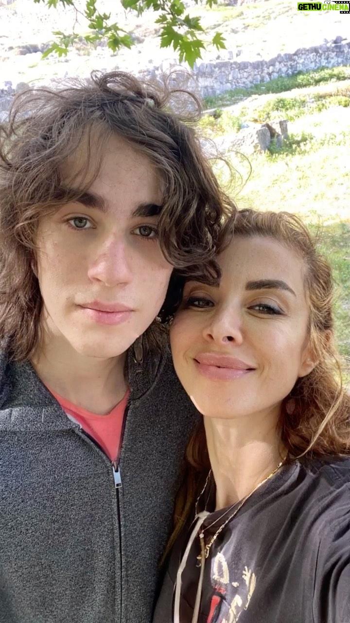 Neslihan Yeldan Instagram - İlk hücresi oluştuğunda başlıyor ya yolculuk, yol uzun, yol öğretici, bazen taşlı, bazen engebeli ama roman bu, yazıldıkça sonraki bölümü merak ediyor insan. İyi miyim bu işte bilemem, ama her türlü sınavına karşı çok sevdiğim kesin. Çocuklarını çok seven, bunu gösteren, laik, cumhuriyetçi, aydın yetişmesine özen gösteren, kibarlığı, yardımseverliği öğreten, vicdanlı bir kalbi olmasını isteyen, yolunu gösteren, insan, hayvan, doğa sevgisini veren, doğru düzgün bir insan yetiştirmek için çabalayan her kadını tebrik eder, gününü kutlarım. 15 yaştan bildiriyorum, yaş büyüdükçe dert büyüyormuş😅ama yol güzel 💓 daha iyi bir insan, daha iyi bir oyuncu olmam için ilham olan oğluma teşekkür ederim ❣️ 🌟Umarım arkadaşının instasından buraya bakmayı atlar da bu reels için azar işitmem😅. 🌟8.5 aylık hamileyken Bir Demet Tiyatro son sezonu çekiyordum, bu sahne de anısı oldu.