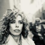 Neslihan Yeldan Instagram - Son 4 gün İtalya 1-Bu saçı Floransa’daki otelin önünde çektim ve uygulamayla yaptım, bir dizide kullanayım.İtalya’yla kel alaka ama dursun burda:) 2-Otele yakın satılan parmesan tekerleri. 24 ay ve 36 ay dinlenmiş seçiyorsun, arasında sadece €2 fark var. Peynircinin suratına atacağım €2 yu, sar diyeceğim şuradan 50 gr parmesan, o kadar paramız var kendine gel İtalya😬 (2.5 yıllık parmesan kg su 750 tl, 50 gr neyime yetmiyor, bekar insanım:)) 3-Balsamik sirkelerin üzerinde yıllanmış olduğuna dair IGP ya da DOP işareti olmalı. Ama anamın karnından balsamik sirkeyle doğmadığım için bir şişesine 1000 TL vermeyi bünyem kaldırmıyor:) 4-Dört gündür buradayım sadece bir kere makarna yedim. Eskisi kadar düşkün değilim. Bu arada İtalya’da spagetti bolonez diye bir şey yok, bolonez tagliatelliyle yapılıyor. Onun da eni 8 mm olmalı şartı var. Öyle kafana göre makarna yiyemiyorsun anacım:) 5-Kestane fiyatları bizim Nişantaşındaki dayılardan daha ucuz geldi. 6-Bologna’nın takma adları La Rossa, La Grassa, La Dotta, kızıl, şişman, bilge şehir. binaların rengi, gastronomi başkenti olması, ve İtalya’nın ilk Üniversitesi’nin burada olması sebebiyle. 7-Floransa’nın pahalılığı karşısında benim haller temsili. 8-Boticelli’nin dünyaca ünlü Venüs’ün doğuşu tablosu. Detaylarına baktığınızda içinizden ılık ılık bir şeyler akıyor. Tuhaf bir tanımlama oldu:) ama öyle işte. 9-Floransa İtalya’da en sevdiğim şehir olabilir. Ama bu sefer döviz karşısında mücadele ettim denebilir. Ki konservatuvarı bitirip ilk gittiğim seferde üç tane bot aldığımı bilirim. Etim ne budum neydi o zaman yani. Neyse bu başka bir postun konusu. 10-neredeyse hiç alışveriş yapmadım. Ama bu tekerlekli, deri valize bir yükseldim. Sonra dedim ki €300 çok diil mi yeaa? Benim için tatil bilmediğim sokaklara, dükkanlara, kafelere girip çıkmak. Bir kahve içip etrafı seyredip kafayı boşaltmaya çalışmak. Kampanyalı bilet bulup bazen her şeyden uzaklaşmak iyi geliyor. Aldığım bilet İzmir’e gidiş dönüş uçak fiyatıydı.