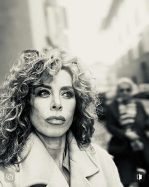Neslihan Yeldan Instagram - Son 4 gün İtalya

1-Bu saçı Floransa’daki otelin önünde çektim ve uygulamayla yaptım, bir dizide kullanayım.İtalya’yla kel alaka ama dursun burda:)

2-Otele yakın satılan parmesan tekerleri. 24 ay ve 36 ay dinlenmiş seçiyorsun, arasında sadece €2 fark var. Peynircinin suratına atacağım €2 yu, sar diyeceğim şuradan 50 gr parmesan,  o kadar paramız var kendine gel İtalya😬
(2.5 yıllık parmesan kg su 750 tl, 50 gr neyime yetmiyor, bekar insanım:))

3-Balsamik sirkelerin üzerinde yıllanmış olduğuna dair IGP ya da DOP işareti olmalı. Ama anamın karnından balsamik sirkeyle doğmadığım için bir şişesine 1000 TL vermeyi bünyem kaldırmıyor:)

4-Dört gündür buradayım sadece bir kere makarna yedim. Eskisi kadar düşkün değilim. Bu arada İtalya’da spagetti bolonez diye bir şey yok, bolonez tagliatelliyle yapılıyor. Onun da eni 8 mm olmalı şartı var. Öyle kafana göre makarna yiyemiyorsun anacım:)

5-Kestane fiyatları bizim Nişantaşındaki dayılardan daha ucuz geldi.

6-Bologna’nın takma adları La Rossa, La Grassa, La Dotta, kızıl, şişman, bilge şehir. binaların rengi, gastronomi başkenti olması, ve İtalya’nın ilk Üniversitesi’nin burada olması sebebiyle.

7-Floransa’nın pahalılığı karşısında benim haller temsili.

8-Boticelli’nin dünyaca ünlü Venüs’ün doğuşu tablosu. Detaylarına baktığınızda içinizden ılık ılık bir şeyler akıyor. Tuhaf bir tanımlama oldu:) ama öyle işte.

9-Floransa İtalya’da en sevdiğim şehir olabilir. Ama bu sefer döviz karşısında mücadele ettim denebilir. Ki konservatuvarı bitirip ilk gittiğim seferde üç tane bot aldığımı bilirim. Etim ne budum neydi o zaman yani.
Neyse bu başka bir postun konusu.

10-neredeyse hiç alışveriş yapmadım. Ama bu tekerlekli, deri valize bir yükseldim. Sonra dedim ki €300 çok diil mi yeaa?

Benim için tatil bilmediğim sokaklara, dükkanlara, kafelere girip çıkmak. Bir kahve içip etrafı seyredip kafayı boşaltmaya çalışmak. Kampanyalı bilet bulup bazen her şeyden uzaklaşmak iyi geliyor. Aldığım bilet İzmir’e gidiş dönüş uçak fiyatıydı.