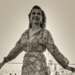 Neslihan Yeldan Instagram - Fotoğraflarda ilerleyince chardonnay den dansa geçmiş sanıyorsunuz ama kadehi çekim aksesuarı olarak kullandığımı bilmiyorsunuz😃. Oyuncuların işi hikaye anlatmak, illüzyon. Umarım yeni hikayelerime seyircimi inandırabilirim. @management.be @fairmontquasaristanbul