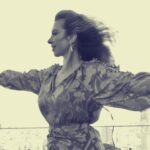 Neslihan Yeldan Instagram - Fotoğraflarda ilerleyince chardonnay den dansa geçmiş sanıyorsunuz ama kadehi çekim aksesuarı olarak kullandığımı bilmiyorsunuz😃. Oyuncuların işi hikaye anlatmak, illüzyon. Umarım yeni hikayelerime seyircimi inandırabilirim. @management.be @fairmontquasaristanbul
