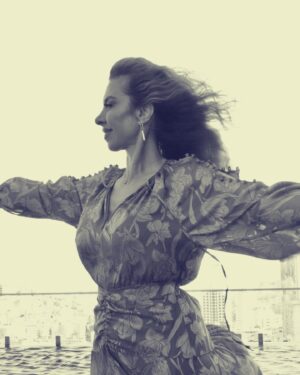 Neslihan Yeldan Instagram - Fotoğraflarda ilerleyince chardonnay den dansa geçmiş sanıyorsunuz ama kadehi çekim aksesuarı olarak kullandığımı bilmiyorsunuz😃.
Oyuncuların işi hikaye anlatmak, illüzyon.
Umarım yeni hikayelerime seyircimi inandırabilirim.
@management.be 
@fairmontquasaristanbul
