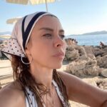Neslihan Yeldan Instagram - Tek başıma güzel Dubrovnik’te 3 gün geçirdim reelsi seyrediyorsunuz😊🪷 Gayet güvenli bir şehir, gitmek isteyene söylemeliyim.Gece bilmediğim yollarda yürüdüm, kimse kimseyi rahatsız etmiyor.Herkes ölçüsünde özgür ve birbirine saygılı.İdeal karışım.Keşke bizde de, neyse… Balkan ülkelerini her ziyaret edişimde eski Yugoslavya’yı ve yaşananları hatırlayıp yüreğim buruluyor açıkçası.Lokal halkla sohbet edişimde mutlaka konu açılıyor, çocukken yaşadıkları travmalaeı anlatıyorlar.Ama aradan 30 yıl geçti ve Hırvatistan artık hepsini geride bırakmış mutlu bir AB ülkesi.Ne mutlu.Hep öyle olsunlar.Savaşların tarihte halklara hiç faydası olmadı ki. Bir balık burcu olarak yaz benim için önce deniz demek.Ah Adriyatik öyle temiz ve ideal serinlikte ki, doyulmuyor.Videoda bile görülüyordur belki. Old Town ve çevresi ise çok popüler.Gittiğimde çok sıcak ve kalabalık olduğu için fazla dolaşamadım ama bir Michelin yıldızlı restaurant bile vardı.Bir iştahlı olarak denemediğime üzüldüm.Gelecek sefere mutlaka😊Farklı ülkelerin mutfakları da var ama öncelikle deniz ürünleri kesin denenmeli.Bir de son anda aldığım lavantalı bal öyle nefis çıktı ki bir gidene ısmarlamam lazım☺️ Tarih meraklılarını ortaçağdan kalma eserler, Game of Thrones hayranlarını ise Dubrovnik’te dizinin çekildiği yerleri görmek çok mutlu edecektir hatırlatayım. Başka bir ülke, kültür keşfetmek, yeni insanlarla tanışıp dünyalarını anlamak hayatta en keyif aldığım hazlardan. İyi ki gitmişim. Bu seyahatimde @jollytur bana sunduğu otel seçenekleri ve ilgisiyle çok yardımcı oldu, tekrar teşekkür ederim. Müzik ve görüntüler birbirine çok uydu sanki dimi, gidemeyene, seyredene şifa olsun. Giden lavantalı bal alsın 💜 Ben de param ve vaktim yettiğince yeni destinasyonlara uçayım, ya da bir seyahat programı yapayım artık🕊 #nesloshyollarda #nesloshtatilde #nesloshueuroçarptı #dubrovnik #crotia
