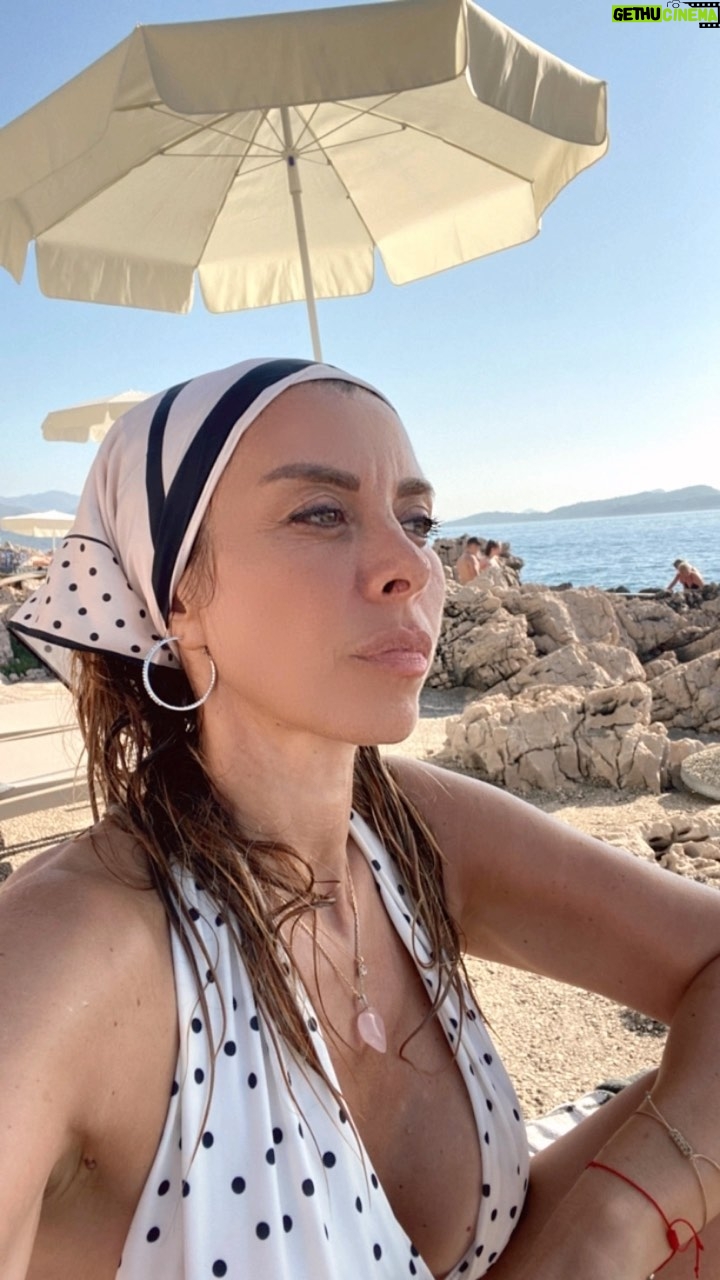 Neslihan Yeldan Instagram - Tek başıma güzel Dubrovnik’te 3 gün geçirdim reelsi seyrediyorsunuz😊🪷 Gayet güvenli bir şehir, gitmek isteyene söylemeliyim.Gece bilmediğim yollarda yürüdüm, kimse kimseyi rahatsız etmiyor.Herkes ölçüsünde özgür ve birbirine saygılı.İdeal karışım.Keşke bizde de, neyse… Balkan ülkelerini her ziyaret edişimde eski Yugoslavya’yı ve yaşananları hatırlayıp yüreğim buruluyor açıkçası.Lokal halkla sohbet edişimde mutlaka konu açılıyor, çocukken yaşadıkları travmalaeı anlatıyorlar.Ama aradan 30 yıl geçti ve Hırvatistan artık hepsini geride bırakmış mutlu bir AB ülkesi.Ne mutlu.Hep öyle olsunlar.Savaşların tarihte halklara hiç faydası olmadı ki. Bir balık burcu olarak yaz benim için önce deniz demek.Ah Adriyatik öyle temiz ve ideal serinlikte ki, doyulmuyor.Videoda bile görülüyordur belki. Old Town ve çevresi ise çok popüler.Gittiğimde çok sıcak ve kalabalık olduğu için fazla dolaşamadım ama bir Michelin yıldızlı restaurant bile vardı.Bir iştahlı olarak denemediğime üzüldüm.Gelecek sefere mutlaka😊Farklı ülkelerin mutfakları da var ama öncelikle deniz ürünleri kesin denenmeli.Bir de son anda aldığım lavantalı bal öyle nefis çıktı ki bir gidene ısmarlamam lazım☺️ Tarih meraklılarını ortaçağdan kalma eserler, Game of Thrones hayranlarını ise Dubrovnik’te dizinin çekildiği yerleri görmek çok mutlu edecektir hatırlatayım. Başka bir ülke, kültür keşfetmek, yeni insanlarla tanışıp dünyalarını anlamak hayatta en keyif aldığım hazlardan. İyi ki gitmişim. Bu seyahatimde @jollytur bana sunduğu otel seçenekleri ve ilgisiyle çok yardımcı oldu, tekrar teşekkür ederim. Müzik ve görüntüler birbirine çok uydu sanki dimi, gidemeyene, seyredene şifa olsun. Giden lavantalı bal alsın 💜 Ben de param ve vaktim yettiğince yeni destinasyonlara uçayım, ya da bir seyahat programı yapayım artık🕊 #nesloshyollarda #nesloshtatilde #nesloshueuroçarptı #dubrovnik #crotia