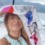 Neslihan Yeldan Instagram - Denizin dalgalarını yararak giden bir teknede, saçları ve fuları uçuşan havalı kız olma hayalime rüzgar engeli. Hayaller Grace Kelly, hayatlar Nezamet teyze. Finalde havluyla kapanış. Yer: Montenegro, Adriyatik. Yönetmen: ben Oyuncu: ben İpek saten eşarp : @thenesyeldan
