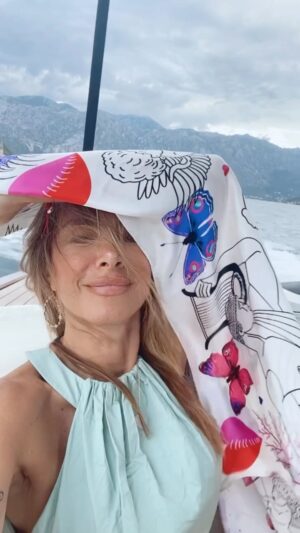 Neslihan Yeldan Instagram - Denizin dalgalarını yararak giden bir teknede, saçları ve fuları uçuşan havalı kız olma hayalime rüzgar engeli.
Hayaller Grace Kelly, hayatlar Nezamet teyze. Finalde havluyla kapanış.

Yer: Montenegro, Adriyatik.
Yönetmen: ben
Oyuncu: ben
İpek saten eşarp : @thenesyeldan