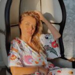 Neslihan Yeldan Instagram - PureNes ıtır, yasemin, greyfurt, iris ve amberin müthiş temiz ama seksi karışımı.Nasıl kalıcı olduğuna inanamazsınız🥰 Satın almak için marka hesabım @thenesyeldan daki linkten ya da Trendyol’da NesYeldan butik diye arattığınızda bulacağınız dükkanımdan satın alabilirsiniz. Parfümün çok güzel kokuyor, ismi ne diye gelen sorulara hazırlıklı olun💗 Şimdiden mis kokmalar💗 (yurtdışında yaşayanlar çok soruyor ama maalesef gümrük kuralları gereği ürünü gönderemiyoruz. Ama Türkiye’deki herhangi bir adrese yollarız, siz geldiğinizde alırsınız ya da birisi size getirebilir ancak)