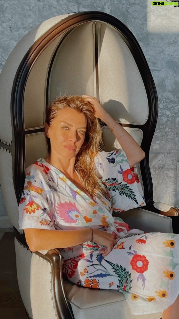 Neslihan Yeldan Instagram - PureNes ıtır, yasemin, greyfurt, iris ve amberin müthiş temiz ama seksi karışımı.Nasıl kalıcı olduğuna inanamazsınız🥰 Satın almak için marka hesabım @thenesyeldan daki linkten ya da Trendyol’da NesYeldan butik diye arattığınızda bulacağınız dükkanımdan satın alabilirsiniz. Parfümün çok güzel kokuyor, ismi ne diye gelen sorulara hazırlıklı olun💗 Şimdiden mis kokmalar💗 (yurtdışında yaşayanlar çok soruyor ama maalesef gümrük kuralları gereği ürünü gönderemiyoruz. Ama Türkiye’deki herhangi bir adrese yollarız, siz geldiğinizde alırsınız ya da birisi size getirebilir ancak)