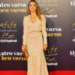 Neslihan Yeldan Instagram - Türk tiyatrosunun prestijli ödülleri dün akşam sahiplerini buldu.Sanatın ve sanatçının yanında olan herkesin takip ettiği ülkemizin gözbebeği @yapikrediafifetiyatroodulleri nin 24.sü yapıldı. Bir parçası olmaktan hep gurur duyduğum Afife ve Yapı Kredi, Tev aracılığıyla maddi desteğe ihtiyaç duyan tiyatro yüksek lisans öğrencilerine de burs da veriyor. Ödül alan herkesi tebrik ederim ama benim gözümde adayların hepsi kazananlar. Ayrıca kar, kış, trafik, pandemi demeden 100 e yakın oyun seyreden tüm jüri üyesi arkadaşlarım büyük iş başardılar, geçmiş olsun, emeklerine sağlık❤️ Türk tiyatrosuna oyunları seyrederek, alkışlayarak destek olan seyirci, en büyük teşekkür size.Siz olmadan tiyatro olmaz.Yeni çıkan oyunları kaçırmayın, biletinizi alın, koltuğunuza oturun ve hikaye başlasın❤️ Elbise @ozlemsuer Makyaj @ayselgolge Saç @sabitakkaya