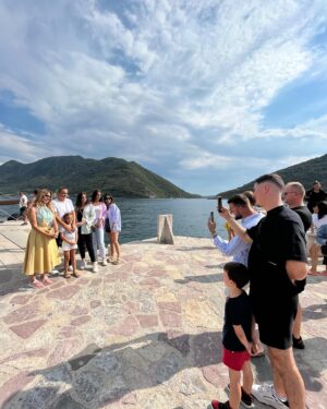 Neslihan Yeldan Instagram - Kotor güzellemesi.

Ortaçağdan kalma, bozulmamış old towndan dump.
Osmanlının etkisinden dolayı bir sürü ortak kelimemiz var.
Örnek:
Vişne-vişna
Cezve-cezva
Yeterince genel kültür verdim sanıyorum.

Bir de bana burda Türkiye’den daha ünlüymüşüm gibi davranıldı, bknz fotolar.Baktınız mı? Merci.

#montenegroca
#kültürwithneslosh
#euroyükselinceben )
#loveyoubalkans

@portonovi
