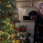 Neslihan Yeldan Instagram - Merry Christmas! Since 2003 I’ve been more aware how Christmas is celebrated and valued thanks to my ex-British husband therefore my son. I believe one doesn’t need to adhere to a specific religion to join in celebrations, showing respect for people’s special days, embracing moments of happiness, and cherishing joyful occasions can be beautiful in itself.So wherever you are celebrating, happy holidays! Eski İngiliz eşim ve dolayısıyla oğlum yüzünden 2003 yılından beri Noel’in nasıl kutlandığının ve ne kadar önem verildiginin daha çok farkındayım.Bunun için bir dine bağlı olmak gerekmiyor bence, insanların kutlamalarına katılmak, özel günlerine saygı göstermek, mutlu, neşeli olunan günlere sahip çıkmak bile güzel. Her nerede olursanız olun eğer bugünü kutluyorsanız mutlu tatiller!
