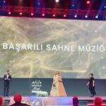 Neslihan Yeldan Instagram - Türk tiyatrosunun prestijli ödülleri dün akşam sahiplerini buldu.Sanatın ve sanatçının yanında olan herkesin takip ettiği ülkemizin gözbebeği @yapikrediafifetiyatroodulleri nin 24.sü yapıldı. Bir parçası olmaktan hep gurur duyduğum Afife ve Yapı Kredi, Tev aracılığıyla maddi desteğe ihtiyaç duyan tiyatro yüksek lisans öğrencilerine de burs da veriyor. Ödül alan herkesi tebrik ederim ama benim gözümde adayların hepsi kazananlar. Ayrıca kar, kış, trafik, pandemi demeden 100 e yakın oyun seyreden tüm jüri üyesi arkadaşlarım büyük iş başardılar, geçmiş olsun, emeklerine sağlık❤️ Türk tiyatrosuna oyunları seyrederek, alkışlayarak destek olan seyirci, en büyük teşekkür size.Siz olmadan tiyatro olmaz.Yeni çıkan oyunları kaçırmayın, biletinizi alın, koltuğunuza oturun ve hikaye başlasın❤️ Elbise @ozlemsuer Makyaj @ayselgolge Saç @sabitakkaya