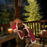 Neslihan Yeldan Instagram - Christmas Eve 1-Sevdim bu fotoğrafımı.Yüzüm topaç ama, yine peyniri fazla kaçırmışım. 2-Terasının önünde doğanın hediyesi dev çam ağacı olan arkadaşlarım var. 3-Koca koca insanlarız cık cık cık:) 4-Tam bir dostlarla kış gecesi değil de ne. 5-Masaya ilk oturup en son ben kalkarım.Herkes diyetini uygular, ben nanay🙃 6-Gecenin 12 yıldır birbirine aşkla bakan çifti (darısı başımıza) ve herkesin bir kere sırtına aldığı battaniye. 7-Evliliğinde 15-20 yıl sonra dansedip, sarılıp, birbirini öpen insanlar, size bayılıyorum❤️ 8-Bizi de dinledi, arabesk de. 9-Gece bitti, herkes gitti. 10-Ben ve adamım Gregory Porter, gece sonu.Gregory şarkıyı söyleyen, fotoğrafta adam aramayın.