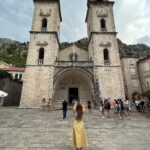 Neslihan Yeldan Instagram - Kotor güzellemesi. Ortaçağdan kalma, bozulmamış old towndan dump. Osmanlının etkisinden dolayı bir sürü ortak kelimemiz var. Örnek: Vişne-vişna Cezve-cezva Yeterince genel kültür verdim sanıyorum. Bir de bana burda Türkiye’den daha ünlüymüşüm gibi davranıldı, bknz fotolar.Baktınız mı? Merci. #montenegroca #kültürwithneslosh #euroyükselinceben ) #loveyoubalkans @portonovi