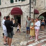 Neslihan Yeldan Instagram - Kotor güzellemesi. Ortaçağdan kalma, bozulmamış old towndan dump. Osmanlının etkisinden dolayı bir sürü ortak kelimemiz var. Örnek: Vişne-vişna Cezve-cezva Yeterince genel kültür verdim sanıyorum. Bir de bana burda Türkiye’den daha ünlüymüşüm gibi davranıldı, bknz fotolar.Baktınız mı? Merci. #montenegroca #kültürwithneslosh #euroyükselinceben ) #loveyoubalkans @portonovi