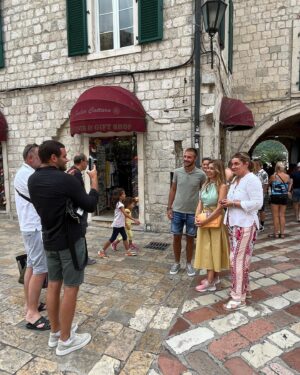 Neslihan Yeldan Instagram - Kotor güzellemesi.

Ortaçağdan kalma, bozulmamış old towndan dump.
Osmanlının etkisinden dolayı bir sürü ortak kelimemiz var.
Örnek:
Vişne-vişna
Cezve-cezva
Yeterince genel kültür verdim sanıyorum.

Bir de bana burda Türkiye’den daha ünlüymüşüm gibi davranıldı, bknz fotolar.Baktınız mı? Merci.

#montenegroca
#kültürwithneslosh
#euroyükselinceben )
#loveyoubalkans

@portonovi
