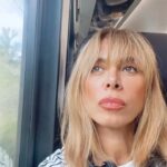 Neslihan Yeldan Instagram - Londra’ya tatil, iş ya da benim gibi çocuğunu da görmek için yolu düşenler, kalacak yeri olmayanlar için sıfır atık prensipli, ekolojik bir otel önerim var.Yeri de öyle güzel ki, yaşamak istediğim bölgelerden biri olan Chiswick’de. Klasiğim; uçaktan inince M&S food smoothie-meyve alıp, trene atlayıp, kulağımda müzikle kalacağım yere, oğluma kavuşmak, rotamın da bu sefer Chiswick olması keyfi❤️ Otelin kapıdan çıkınca restaurant, market, dükkan dolu high road var.Cıvıl cıvıl, hareketli, yemyeşil parkı, nehir kenarına yürüyüş derken başka bir yere gitmeden bile semtte 3 gün geçirebilirsiniz. Lokal sanatçıların işleriyle süslenmiş, renkli, minnoş odalarında minik bir mutfak düzeni var.Oğlum çok özlediği için nohut pilavı yapmışlığım, dışarda yemek yerine sunday roast pişirmişliğim kişisel tarihime geçsin😌 Çamaşırlarınızı en alt katta, £3 a çalıştırdığınız makinelerde, deterjan ve yumuşatıcıya para ödemeden yıkıyorsunuz. Çöpleri odada ayrıştırdığınız farklı kutulara atıyorsunuz.Otel yeşil turizm, sürdürülebilirlik prensiplerine sadık.Her dakika havlu, çarşaf da değişmiyorlar, uyarayım😌Evlerimizde de her gün değiştirmiyoruz. Kahvaltıda kruvasan, bagel, müsli, granola gibi seçenekler var ama ben 2 dakika ötedeki Marks and Spencer food marketi bakkal gibi kullanıp yiyecek alışverişimi hep ordan yaptım. Otelin benden paylaşım talebi olmadı, samimiyetle çok sevdiğim ve kendi evim oluncaya kadar hep kalmak istediğim yer olacak bu sevimli yer.O yüzden gönülden Londra’ya gidecek olanlara tavsiye ederim. Evden çıkıp uçağa gidişten kalacağın yere varış saatler sürse de oğluma bitmeyen özlemim mesafeyi kısaltıyor. Bir gün semtte lokal, otele komşu olabilmek için neler mümkün❤️🥰 @room2hometels This is the place I’d like to stay over and over again each time I visit my beloved London💚till I get my own place in lovely Chiswick ❤️how does it get any better than this? What else is possible that I’ve never considered? #london #greentourism #sustainability #chiswick