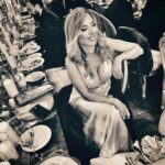 Neslihan Yeldan Instagram - Aşkın kutsandığı, resmileştiği bir geceden❤️ Sen saatlerce şarkı söyle danset, ordan kıyafet, ayakkabı değiştir, bir doğumgününe git, orda da oyna, zıpla. Sonra da bugün tiyatro provasına . Nesin sen, 21 yaş filan mı? Kendine gel hoppidi Neslosh😬 Şampanya saten tuvalet @vakko Parfüm PureNes @thenesyeldan Şahane makyaj @ayselgolge