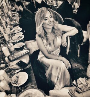 Neslihan Yeldan Instagram - Aşkın kutsandığı, resmileştiği bir geceden❤️

Sen saatlerce şarkı söyle danset, ordan kıyafet, ayakkabı değiştir, bir doğumgününe git, orda da oyna, zıpla. Sonra da bugün tiyatro provasına .
Nesin sen, 21 yaş filan mı? Kendine gel hoppidi Neslosh😬

Şampanya saten tuvalet @vakko 
Parfüm PureNes @thenesyeldan 
Şahane makyaj @ayselgolge