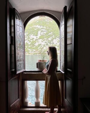 Neslihan Yeldan Instagram - Kotor güzellemesi.

Ortaçağdan kalma, bozulmamış old towndan dump.
Osmanlının etkisinden dolayı bir sürü ortak kelimemiz var.
Örnek:
Vişne-vişna
Cezve-cezva
Yeterince genel kültür verdim sanıyorum.

Bir de bana burda Türkiye’den daha ünlüymüşüm gibi davranıldı, bknz fotolar.Baktınız mı? Merci.

#montenegroca
#kültürwithneslosh
#euroyükselinceben )
#loveyoubalkans

@portonovi