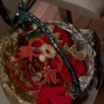 Neslihan Yeldan Instagram - Christmas Eve 1-Sevdim bu fotoğrafımı.Yüzüm topaç ama, yine peyniri fazla kaçırmışım. 2-Terasının önünde doğanın hediyesi dev çam ağacı olan arkadaşlarım var. 3-Koca koca insanlarız cık cık cık:) 4-Tam bir dostlarla kış gecesi değil de ne. 5-Masaya ilk oturup en son ben kalkarım.Herkes diyetini uygular, ben nanay🙃 6-Gecenin 12 yıldır birbirine aşkla bakan çifti (darısı başımıza) ve herkesin bir kere sırtına aldığı battaniye. 7-Evliliğinde 15-20 yıl sonra dansedip, sarılıp, birbirini öpen insanlar, size bayılıyorum❤️ 8-Bizi de dinledi, arabesk de. 9-Gece bitti, herkes gitti. 10-Ben ve adamım Gregory Porter, gece sonu.Gregory şarkıyı söyleyen, fotoğrafta adam aramayın.