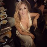 Neslihan Yeldan Instagram - Aşkın kutsandığı, resmileştiği bir geceden❤️ Sen saatlerce şarkı söyle danset, ordan kıyafet, ayakkabı değiştir, bir doğumgününe git, orda da oyna, zıpla. Sonra da bugün tiyatro provasına . Nesin sen, 21 yaş filan mı? Kendine gel hoppidi Neslosh😬 Şampanya saten tuvalet @vakko Parfüm PureNes @thenesyeldan Şahane makyaj @ayselgolge