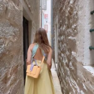 Neslihan Yeldan Instagram - Kotor güzellemesi.

Ortaçağdan kalma, bozulmamış old towndan dump.
Osmanlının etkisinden dolayı bir sürü ortak kelimemiz var.
Örnek:
Vişne-vişna
Cezve-cezva
Yeterince genel kültür verdim sanıyorum.

Bir de bana burda Türkiye’den daha ünlüymüşüm gibi davranıldı, bknz fotolar.Baktınız mı? Merci.

#montenegroca
#kültürwithneslosh
#euroyükselinceben )
#loveyoubalkans

@portonovi