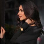 Nesrin Cavadzade Instagram - Unutulmaz anların en zarif hatırlatıcısı Greca Goddess ile parlamak hiç bu kadar güzel olmamıştı. @saatvesaat @versace #versacewatches #saatvesaat