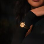 Nesrin Cavadzade Instagram - Unutulmaz anların en zarif hatırlatıcısı Greca Goddess ile parlamak hiç bu kadar güzel olmamıştı. @saatvesaat @versace #versacewatches #saatvesaat