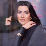 Nesrin Cavadzade Instagram - Masalsı, coşkulu ve ilham verici… Greca Goddess ile kendi senfoninin yıldızı ol! @saatvesaat @versace #versacewatches #saatvesaat #işbirliği