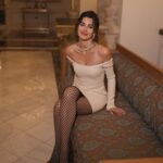 Nesrin Cavadzade Instagram – Evet, Çırağan Sarayı’nın her köşesinde fotoğraf çektirdim, çünkü bugün benim günümdü!!! Yarın için çok heyecanlıyım! Ruh halim son iki karedeki gibi 🍾💎🧿🤍😍 @storksdiamond