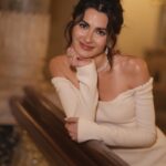 Nesrin Cavadzade Instagram – Evet, Çırağan Sarayı’nın her köşesinde fotoğraf çektirdim, çünkü bugün benim günümdü!!! Yarın için çok heyecanlıyım! Ruh halim son iki karedeki gibi 🍾💎🧿🤍😍 @storksdiamond