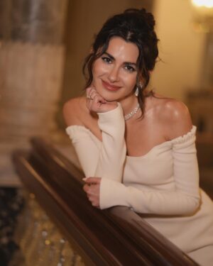 Nesrin Cavadzade Instagram - Evet, Çırağan Sarayı'nın her köşesinde fotoğraf çektirdim, çünkü bugün benim günümdü!!! Yarın için çok heyecanlıyım! Ruh halim son iki karedeki gibi 🍾💎🧿🤍😍 @storksdiamond
