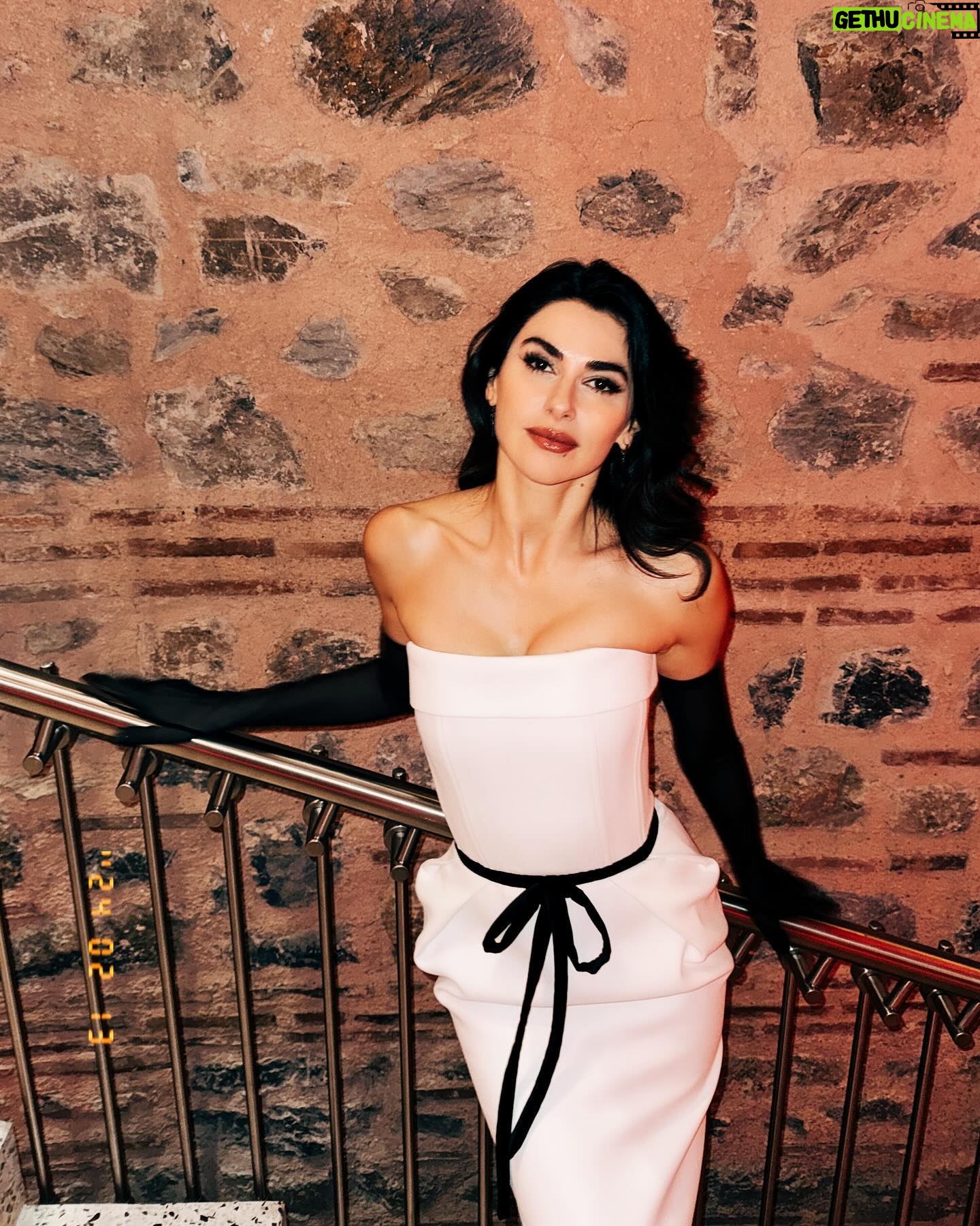 Nesrin Cavadzade Instagram - w harfini telaffuz ederken zorlanacağız, ama yine de siz bilirsiniz @nowtvturkiye #foxnowoluyor