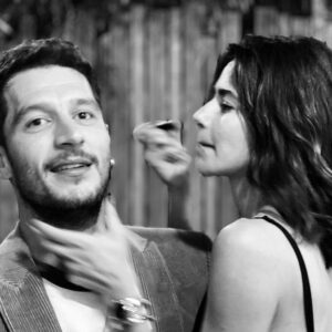 Nesrin Cavadzade Instagram - Urazcığım, yarın bayram her yer kapalı olur, doğum gününü bugünden kutlamak istedim 😂🧿🎂 Seni çok ama çok seviyorum! İyi ki varsın, iyi ki arkadaşımsın, yüzümü daima güldürdüğün ve gerektiğinde hep orada olduğun için sana çok teşekkür ederim. Senenin en mutlu günü şimdiden kutlu olsun canımın içi 😘💞🧿 (Son kare farklılıklarımıza rağmen nasıl da ortak dil bulabildiğimize dair 😂) @urazka