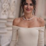 Nesrin Cavadzade Instagram – Evet, Çırağan Sarayı’nın her köşesinde fotoğraf çektirdim, çünkü bugün benim günümdü!!! Yarın için çok heyecanlıyım! Ruh halim son iki karedeki gibi 🍾💎🧿🤍😍 @storksdiamond