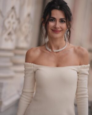 Nesrin Cavadzade Instagram - Evet, Çırağan Sarayı'nın her köşesinde fotoğraf çektirdim, çünkü bugün benim günümdü!!! Yarın için çok heyecanlıyım! Ruh halim son iki karedeki gibi 🍾💎🧿🤍😍 @storksdiamond